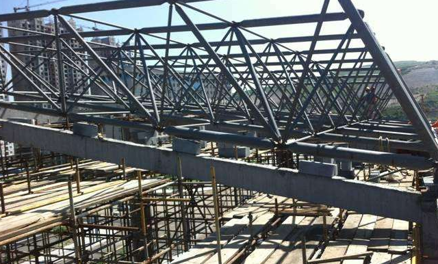 灵宝简述网架公司的黑色压型钢板的吊装步履